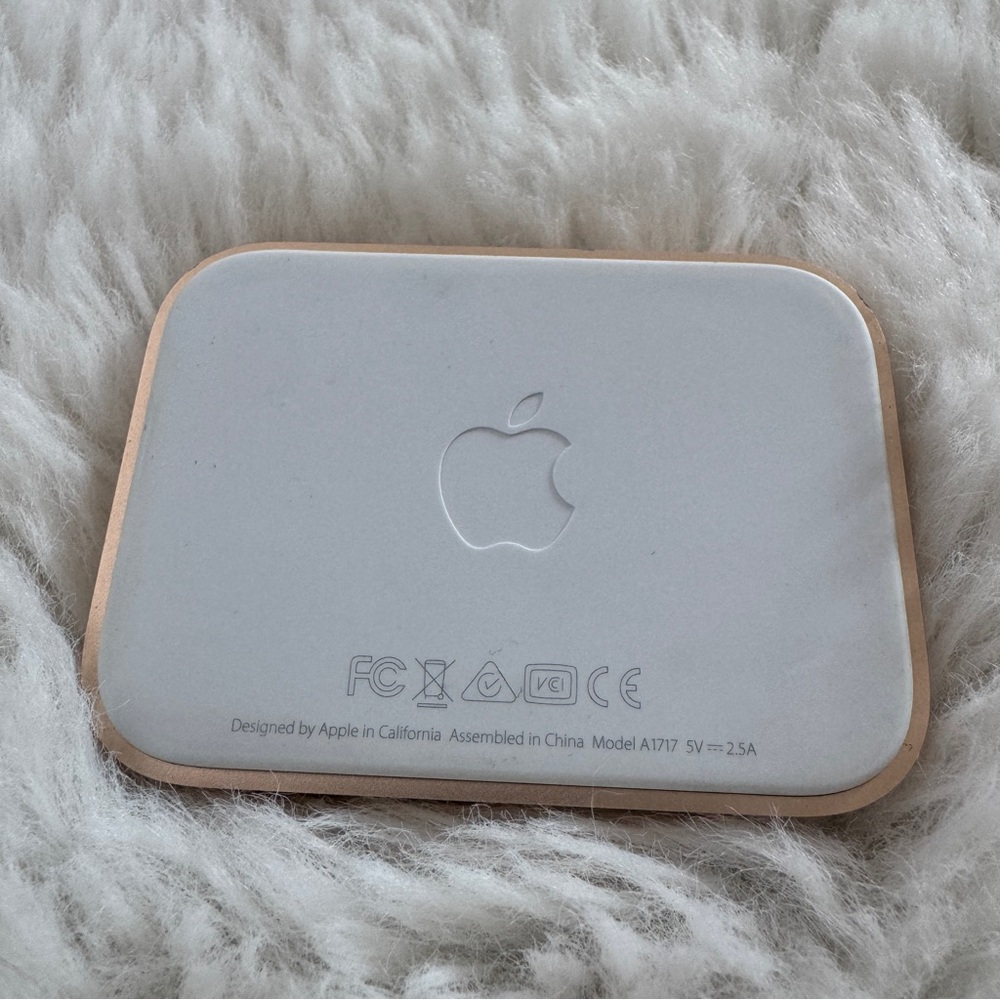Apple iPhone Rose Gold Lightning Charging Dock - Picture 3 of 4